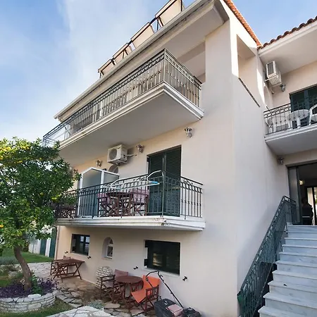 George House Apartment *